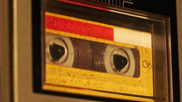 Cassette Wordt Afgespeeld Bandrecorder Een Close Gele Audiocassette Deck Spelen — Stockvideo