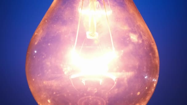 Incandescent Bulb Glows Flickers Dark Blue Background Edison Bulb Slowly — 图库视频影像