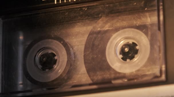 Audiokassettuppspelning Retrobandspelare Skivspelare Spelar Gammal Transparent Ljudkassett Närbild Vintage Tejp — Stockvideo