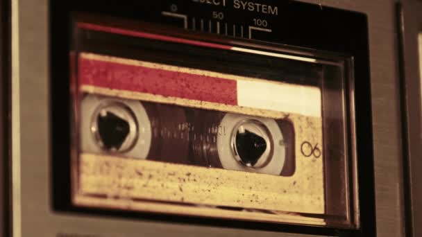Přehrávání Audiokazet Archivním Magnetofonu Přehrávač Nahrávek Přehrává Starou Žlutou Kazetu — Stock video