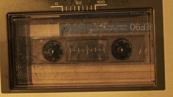 カセットはテープレコーダーで再生されます 接近中だ デッキでのオーディオカセットの再生と回転 古いレトロレコーダーでヴィンテージサウンドレコーディング 通話記録 Audiocassette再生 マクロ — ストック動画