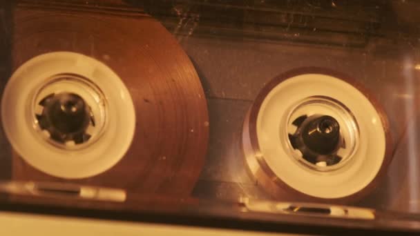 Воспроизведение Аудиокассеты Ретро Магнитофоне Проигрыватель Проигрывателей Проигрывает Старые Прозрачные Аудиокассеты — стоковое видео