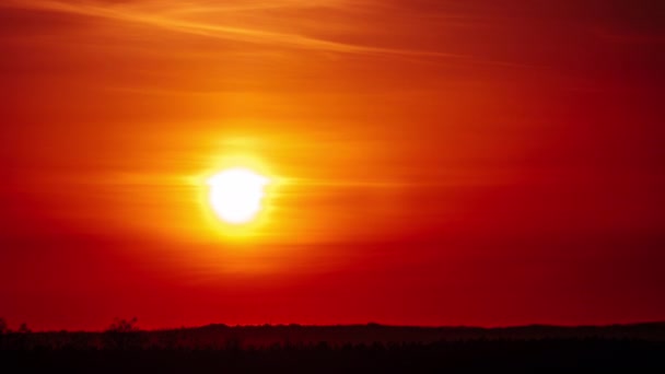 Timelapse Dramático Atardecer Con Rayos Sol Cielo Través Nubes Anaranjadas — Vídeos de Stock