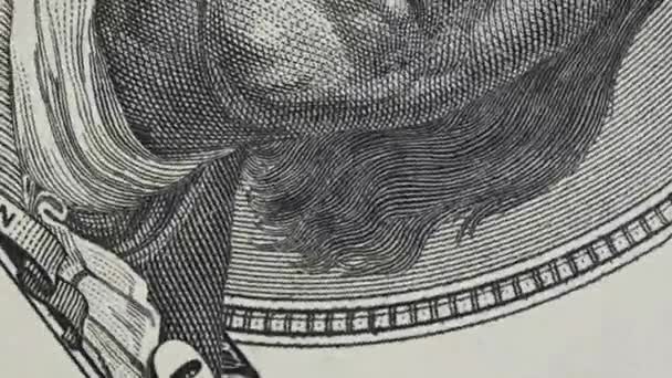 100米ドル紙幣は 閉鎖を回転します ベンジャミン フランクリンの肖像画で100ドル札を回転させる極端なマクロ 現金の背景 Usd通貨現金の詳細ビュー ビジネス — ストック動画
