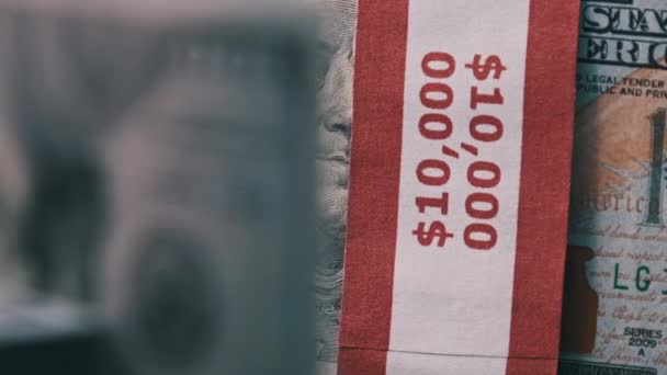 Hromádky Dolarů Točí Zblízka Stole Točí Svazky Bankovek 10000 Amerických — Stock video