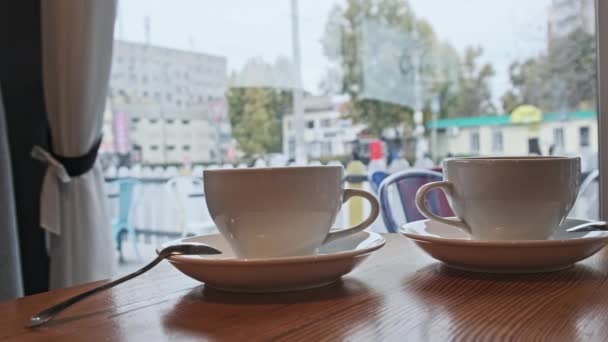 Καφές Στο Τραπέζι Στην Καφετέρια Απέναντι Από Παράθυρο Θέα Στο — Αρχείο Βίντεο