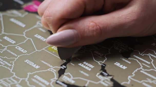 Female Hand Scratching Egypt Country Surface Scratch World Map Inglés — Vídeo de stock