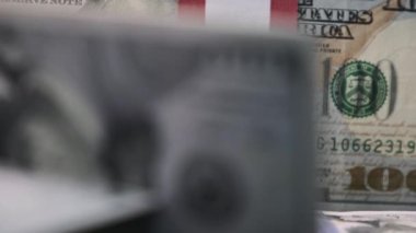 Dolarlar yakın planda toplanır. 10 bin Amerikan Doları demetleri banknotlar halinde masanın üzerinde dönüyor. 100 dolarlık banknotlar. Makro olarak yığınla para, büyük para, iş yatırımı. 4K