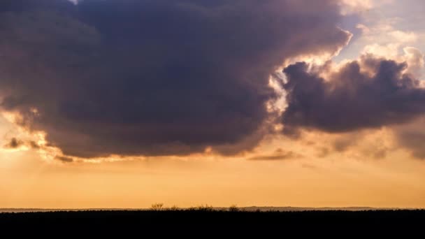 Turuncu Bulutların Arasından Gökyüzünde Güneş Işınlarıyla Dramatik Günbatımının Zamanı Büyük — Stok video