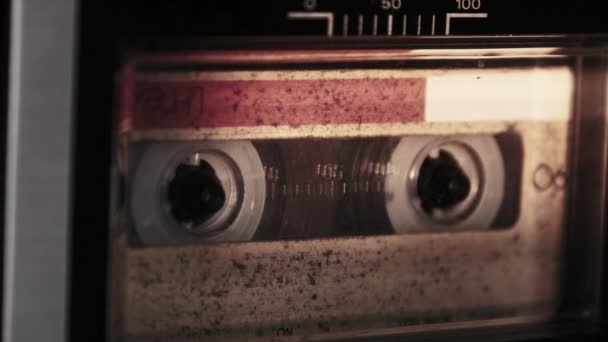 Reprodução Audiocassette Gravador Retro Gravador Reproduzindo Cassete Áudio Amarelo Velho — Vídeo de Stock