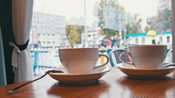 Kaffe Bordet Caféet Mittemot Fönstret Med Utsikt Över Gatan Varm — Stockvideo