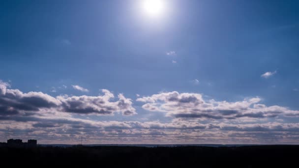 Kümülüs Bulutlarının Zaman Çizelgesi Ufukta Güneş Varken Gökyüzünde Hareket Ediyor — Stok video