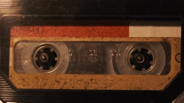 Воспроизведение Аудиокассеты Ретро Магнитофоне Рекорд Плеер Играет Старую Желтую Аудиокассету — стоковое видео