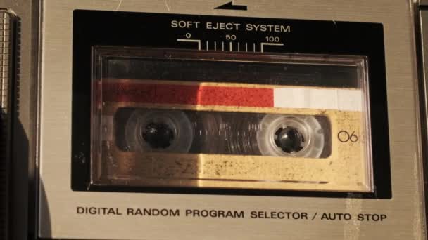 Audio Cassette Afspelen Vintage Tape Recorder Platenspeler Speelt Oude Gele — Stockvideo