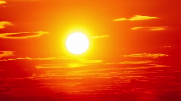 Timelapse Pôr Sol Impressionante Céu Laranja Com Nuvens Suaves Sol — Vídeo de Stock