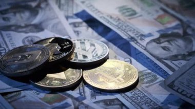 Bitcoin, Ethereum ve altmadeni paralar 100 dolarlık banknotlar halinde döner. 100 dolarlık banknotların üzerinde şifreli altın sikkeler var. Fiat USD banknotlarına BTC madeni para. Dijital ödeme sistemi, Engelleme zinciri