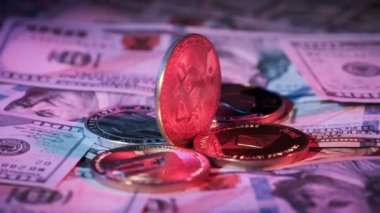 Bitcoin 100 dolarlık banknotlarla dönüyor. Şifreli para birimi BTC, Ethereum ve altmadeni paraların altın sembolik sikkeleri Amerikan dolarının üzerinde yatar. Dijital ödeme sistemi, engelleme zinciri, yeni mali sistem