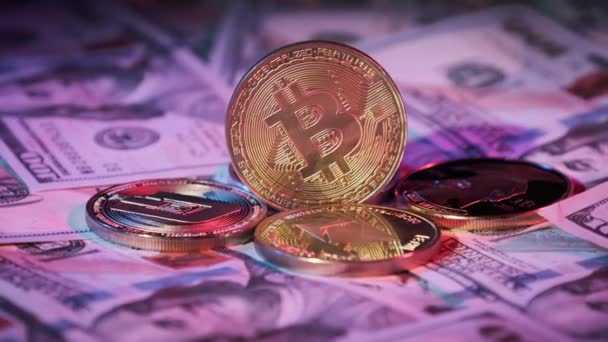 Altın Bitcoin 100 Dolarlık Banknotlarla Dönüyor Şifreli Para Birimi Btc — Stok video