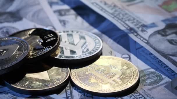 Monete Simboliche Bitcoin Ruotano Banconote Cento Dollari Criptovaluta Digitale Vecchio — Video Stock
