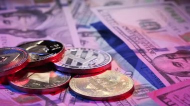Bitcoin BTC ve fiat dolar banknotları üzerindeki altmadeni paralar yakın plan dönüşümlü. Kripto para biriminin altın sembolü. Kripto para ve usd para kavramı, yatırım, bit para, ETH, blok zinciri teknolojisi