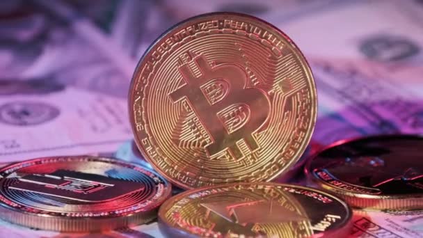 Bitcoin Tourne Sur Fond Billets Cent Dollars Les Pièces Symboliques — Video