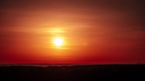 Timelapse Dramatisk Solnedgång Genom Mjuka Moln Den Orange Himlen Över — Stockvideo