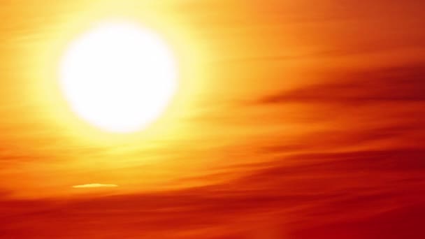 Timelapse Dramatycznego Zachodu Słońca Pomarańczowym Niebie Przez Chmury Wielkie Jasne — Wideo stockowe