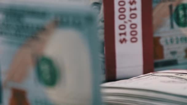 桌上摆满了一万个装着一万元钞票的银行包裹 新的100美元钞票 成堆的美元旋转特写 在宏观上增加货币 概念大现金 企业投资 — 图库视频影像