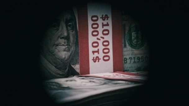 一捆一万美元的钞票装在银行包里 透过洞口看去 新的100美元钞票 成堆的美元特写镜头 在宏观上增加货币 大现金的概念 商业投资 — 图库视频影像