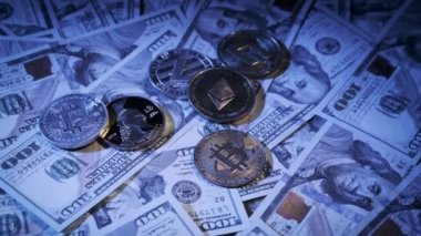 Bitcoin BTC ve fiat dolar banknotları üzerindeki altmadeni paralar yakın plan dönüşümlü. Kripto para biriminin altın sembolü. Kripto para ve usd para kavramı, yatırım, bit para, ETH, blok zinciri teknolojisi