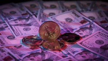 Bitcoin BTC ve fiat dolar banknotları üzerindeki altmadeni paralar yakın plan dönüşümlü. Kripto para biriminin altın sembolü. Kripto para ve usd para kavramı, yatırım, bit para, ETH, blok zinciri teknolojisi