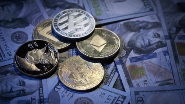 Bitcoin Btc Fiat Dolar Banknotları Üzerindeki Altmadeni Paralar Yakın Plan — Stok video