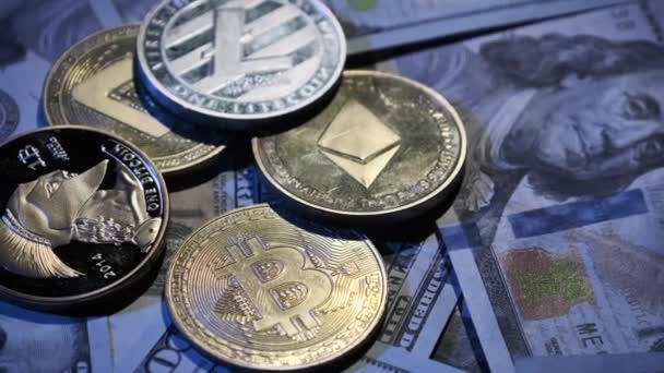 Bitcoin Ethereum Altcoins Giran Billetes 100 Dólares Oro Monedas Simbólicas — Vídeo de stock