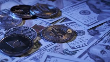Bitcoin 'in sembolik sikkeleri 100 dolarlık banknotlar üzerinde döner. Dijital kripto para birimi ve geleneksel eski ödeme sistemi. Altın BTC, ETH, LTC ve şifreli para biriminin diğer sembolleri. Engelleme zinciri