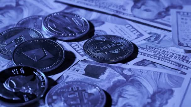 Bitcoin Sembolik Sikkeleri 100 Dolarlık Banknotlar Üzerinde Döner Dijital Kripto — Stok video