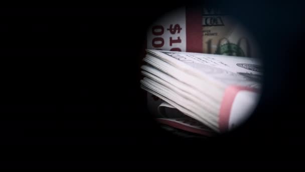 穴からのドル表示のスタック テーブルの上の銀行パックで10000米ドルの銀行券のバンドル 新しい100ドル札 マクロ 大規模な現金 ビジネス投資の安いお金 — ストック動画