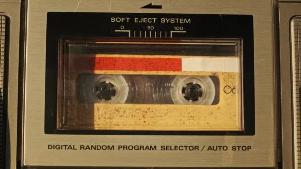 ヴィンテージテープレコーダーでのオーディオカセット再生 古い黄色のオーディオカセットを再生するレコードプレーヤー クローズアップ レトロテープリールはデッキで回転します 80年代 アーカイブ再生 通話の録音 — ストック動画