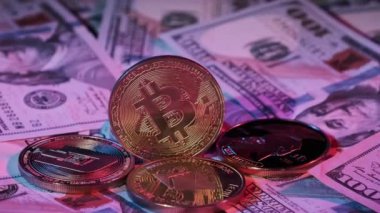 Bitcoin BTC ve fiat dolar banknotları üzerindeki altmadeni paralar yakın plan dönüşümlü. Kripto para biriminin altın sembolü. Kripto para ve usd para kavramı, yatırım, bit para, ETH, blok zinciri teknolojisi