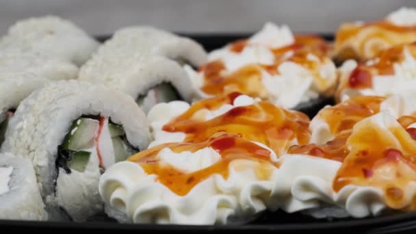 Sushi Rullar Plastlåda Rotera Närbild Färsk Japansk Sushi Med Philadelphiaost — Stockvideo