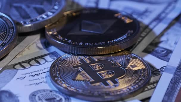 Symbolische Bitcoin Münzen Rotieren Auf Banknoten Hundert Dollar Digitale Kryptowährung — Stockvideo