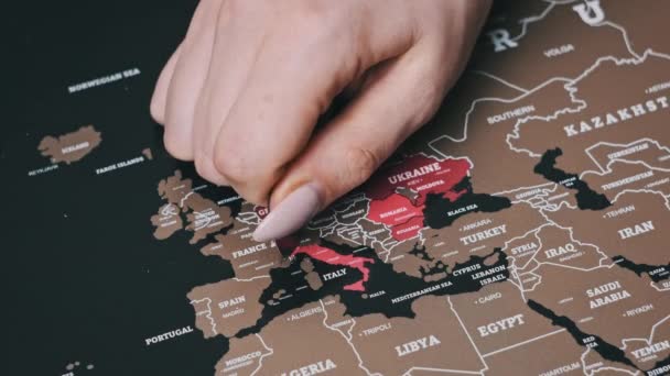 Scratching Paese Italia Sulla Superficie Scratch World Map Mano Femminile — Video Stock
