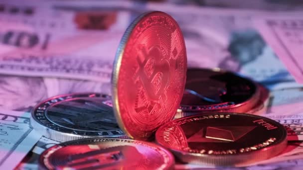 Bitcoin Tourne Sur Des Billets Cent Dollars Pièces Symboliques Crypto — Video