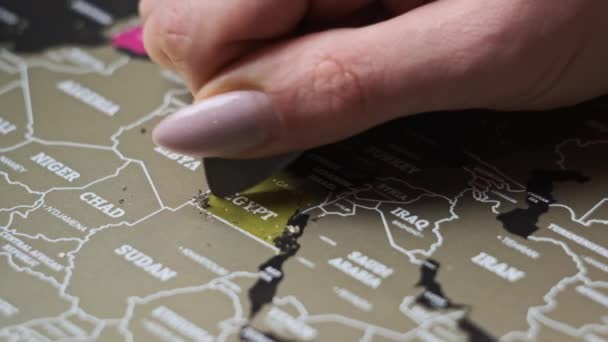Škrábání Egypt Země Povrchu Scratch World Map Žena Vymazává Navštívené — Stock video