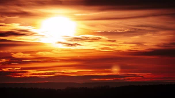 Timelapse Dramatyczny Zachód Słońca Poprzez Miękkie Chmury Pomarańczowym Niebie Horyzontem — Wideo stockowe