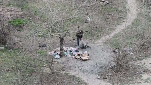 Ein Obdachloser Wühlt Sich Durch Den Müll Und Sortiert Plastikflaschen — Stockvideo