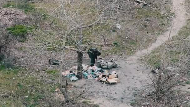 Ein Obdachloser Wühlt Sich Durch Den Müll Und Sortiert Plastikflaschen — Stockvideo