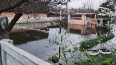 Özel evlerin sular altında kalması, köyü sel basması. Su basmış yollar, ağaçlar, bahçeler, tarlalar ve araziler aşağıda. Doğal afetler. - Evet. Nehirdeki aşırı su seviyesi. Ukrayna