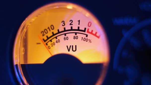 Analoge Ronde Pijl Indicator Van Audio Signaalniveau Met Gele Achtergrondverlichting — Stockvideo