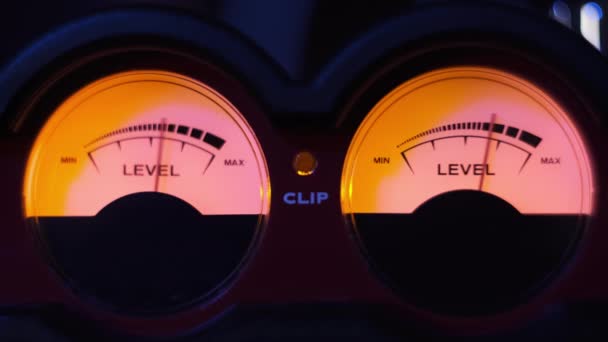 Twee Analoge Wijzerplaat Indicatoren Van Audio Signaal Niveau Vintage Pijl — Stockvideo