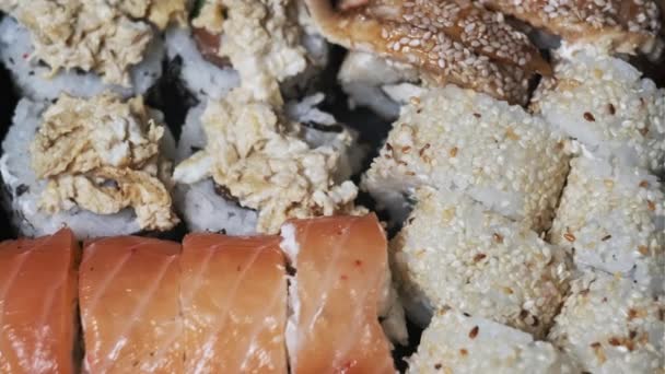 Sushi Rullar Plastlåda Rotera Närbild Klar Att Äta Set Sushi — Stockvideo